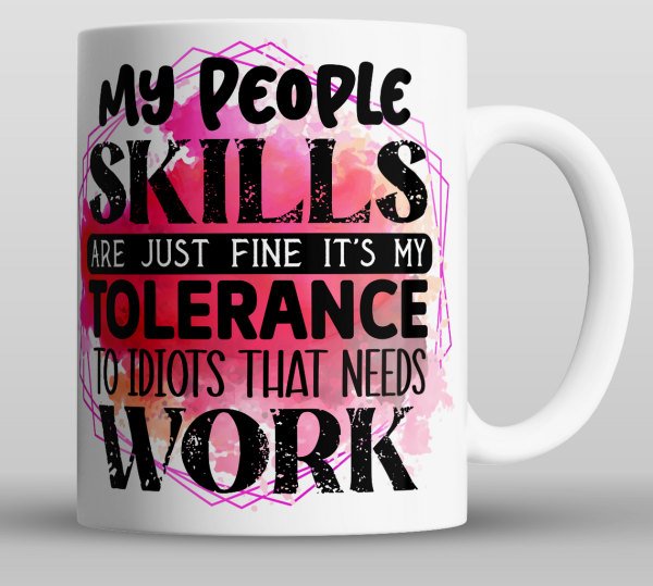 hvitt krus med rosa fargeklatt med tekst på engelsk, My people skills are just fine, it's my tolerance to idiots that need work