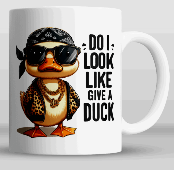 Kosekopp med bilde av en and med solbriller, og militærklær med teksten Do I look like give av duck