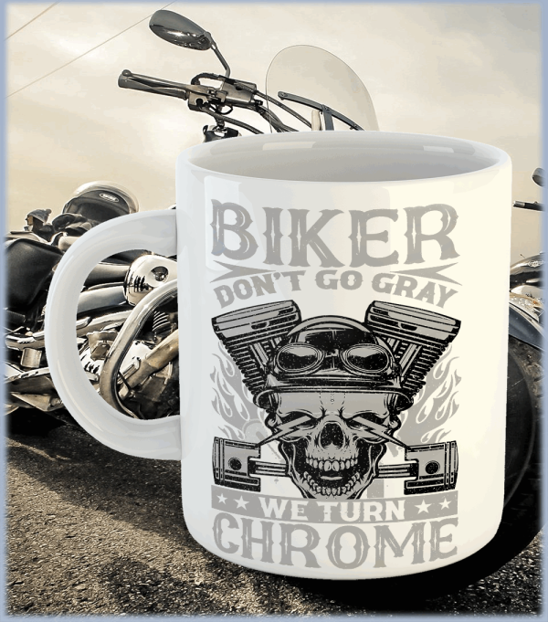 kopp 3.3 dl som er hvit med teksten i gråaktig; BIker dont go grey, we turn chrome".