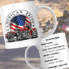 bilde av 2 krus som viser hver sin side av produktet. Den ene siden viser bilde av eldre harley davidson med sirkel med teksten "American Pride" og den andre siden som viser en bikers bønn