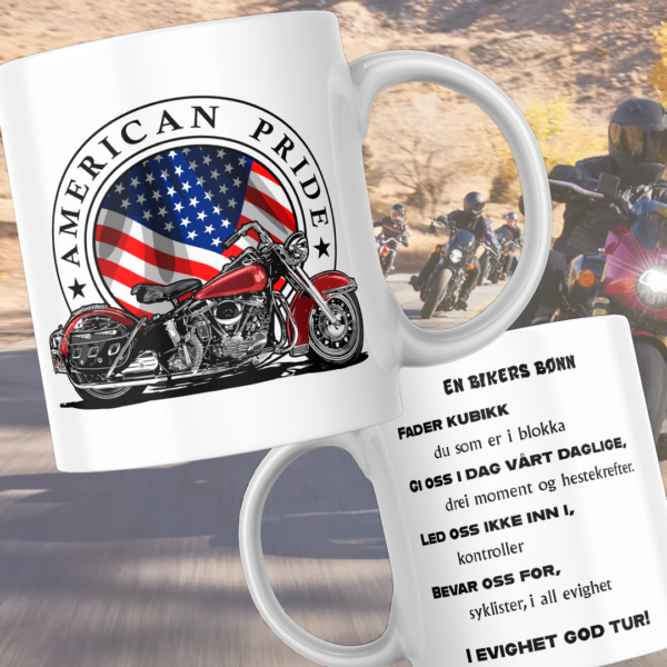 bilde av 2 krus som viser hver sin side av produktet. Den ene siden viser bilde av eldre harley davidson med sirkel med teksten "American Pride" og den andre siden som viser en bikers bønn