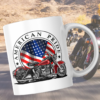 bilde av 2 krus som viser hver sin side av produktet. Den ene siden viser bilde av eldre harley davidson med sirkel med teksten "American Pride"