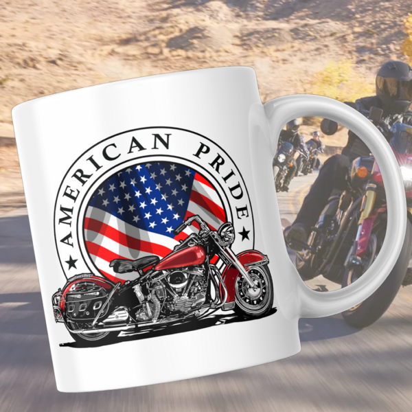 bilde av 2 krus som viser hver sin side av produktet. Den ene siden viser bilde av eldre harley davidson med sirkel med teksten "American Pride"
