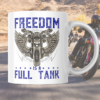 bilde av 2 krus som viser hver sin side av produktet. Den ene siden viser bilde av motorsykkel med ørnevinger, med teskten"Freed9om, is A full tank"