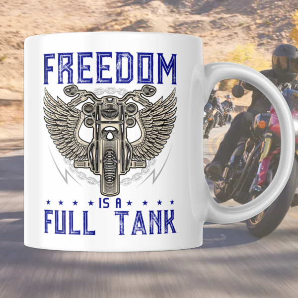 bilde av 2 krus som viser hver sin side av produktet. Den ene siden viser bilde av motorsykkel med ørnevinger, med teskten"Freed9om, is A full tank"