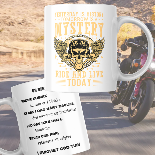2 krus med som viser hver sin side av krus, med den siden vises med teksten "Yesterday is history, tomorrow is mystery, ride and live today en gulisj tekstog en bikers bønn på den andre siden