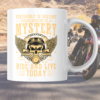 2 krus med som viser hver sin side av krus, med den siden vises med teksten "Yesterday is history, tomorrow is mystery, ride and live today"