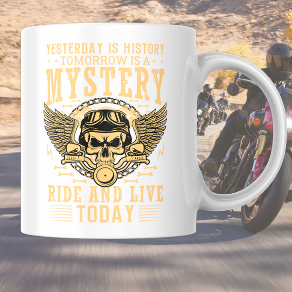 2 krus med som viser hver sin side av krus, med den siden vises med teksten "Yesterday is history, tomorrow is mystery, ride and live today"