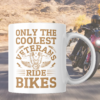 2 krus med som viser hver sin side av krus, med den siden vises med teksten "Only the coolest veterans ride bikes" i grønn tekst og en bikers bønn på den andre siden