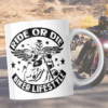 bilde av 2 kopper med bilde av på høyreside av koppen av "ride ord die" med bilde av djevelen med winger som kjører motorsykkel, med koppen en bikers drøm som vider motsatt side av koppen