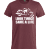 Burgunder t-shirt med hvit tekst look twice - save a lifte med motorsykkel over teksten