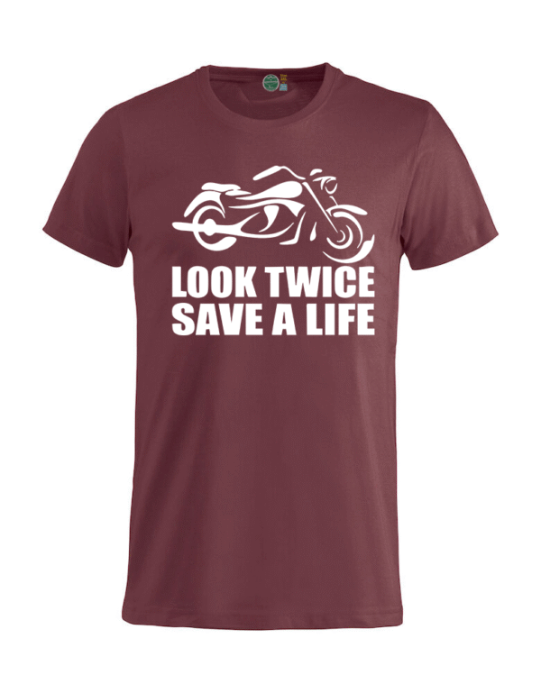 Burgunder t-shirt med hvit tekst look twice - save a lifte med motorsykkel over teksten