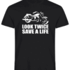 Sort tskjorte med hvit silouette av en motorsykkel, og teksten under Look Twice - Save a life