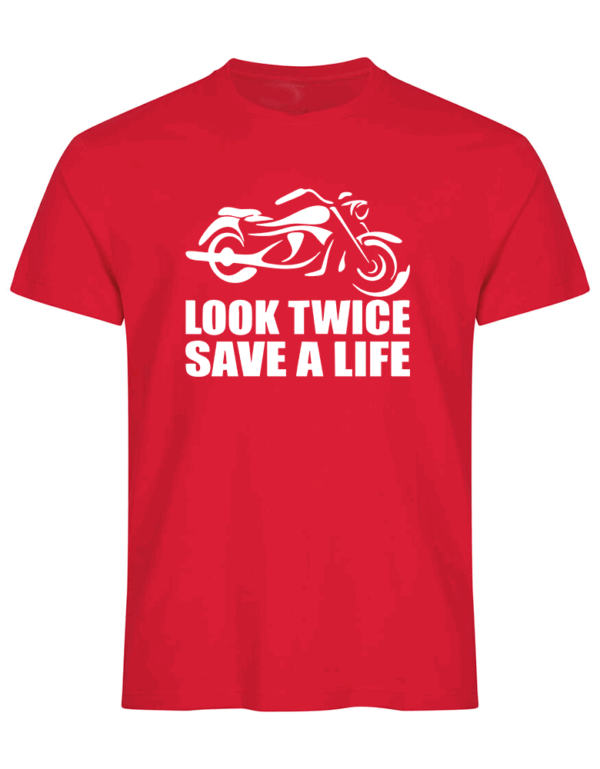 Rød tskjorte med hvit silouette av en motorsykkel, og teksten under Look Twice - Save a life