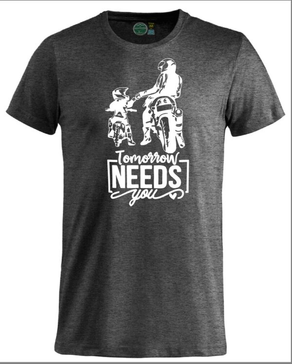 t-shirt med grafisk illustrasjon av en person på stor motorsykkel "bouncer" med en liten gutt på sin moped/motorsykkel, med teksten under: Tomorrow Needs You