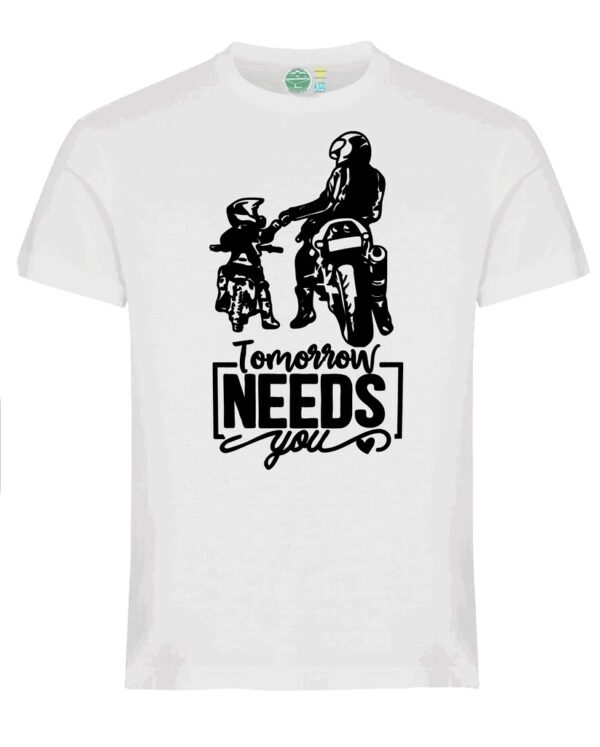 t-shirt med grafisk illustrasjon av en person på stor motorsykkel "bouncer" med en liten gutt på sin moped/motorsykkel, med teksten under: Tomorrow Needs You