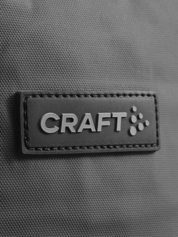 Pendleryggsekk som er perfekt for hverdagsreiser. Ryggsekken har en polstret laptop-lomme, som du kan nå fra sidelommen så vel som fra hovedåpningen. I tillegg har ryggsekken en praktisk lomme for oppbevaring av regnjakke eller vannflaske under reisen. Volum: 18 liter